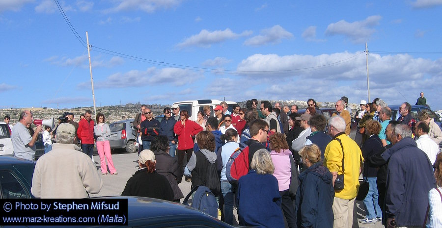 Starting Spot - a small speech by local farmers who will loose their large area of arable land if the golf course at ix-xaghra l-Hamra is officially approved. About 400 people came for this walk.